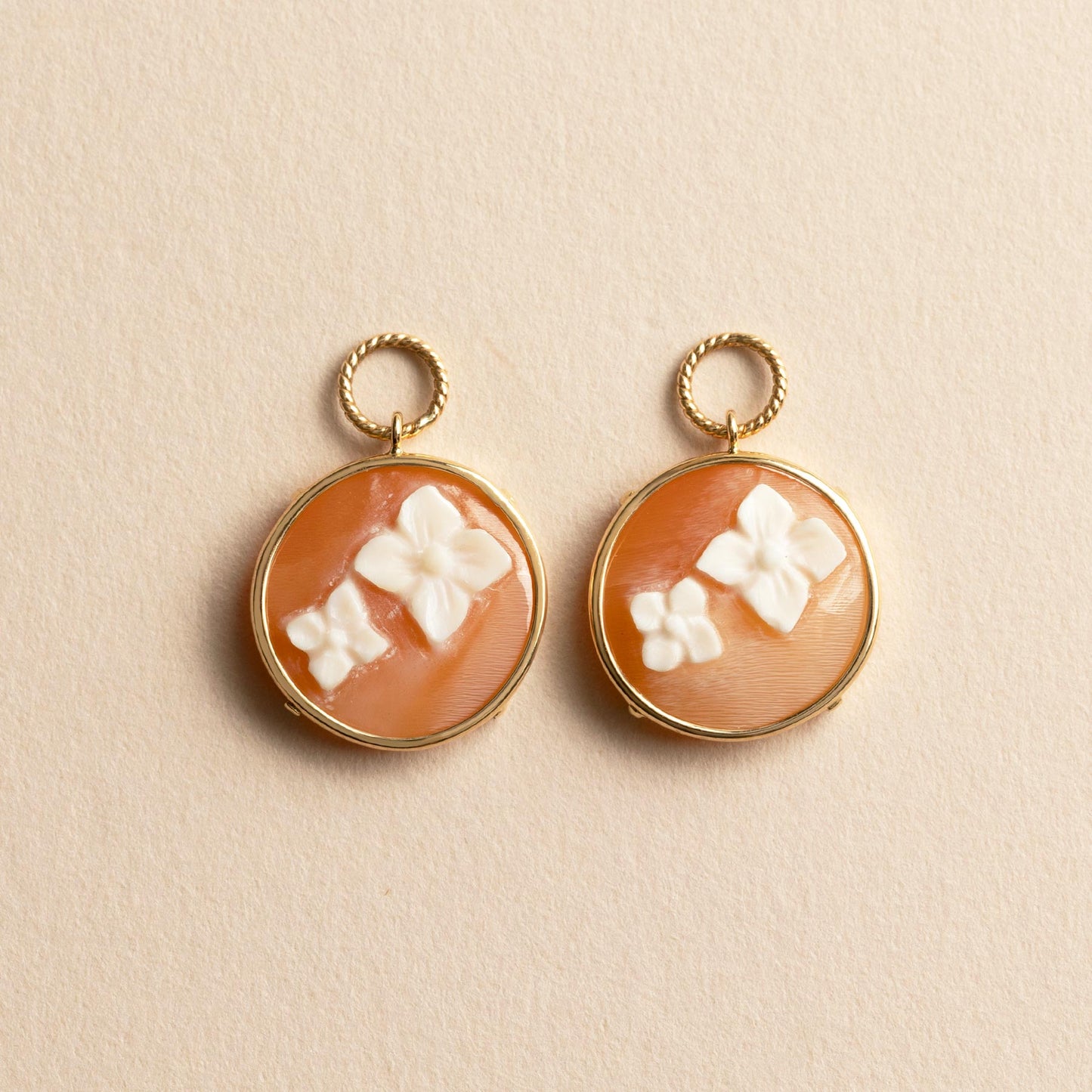 [Palette] 10K Shell Cameo Flower Charms (Yellow Gold) - Product Image