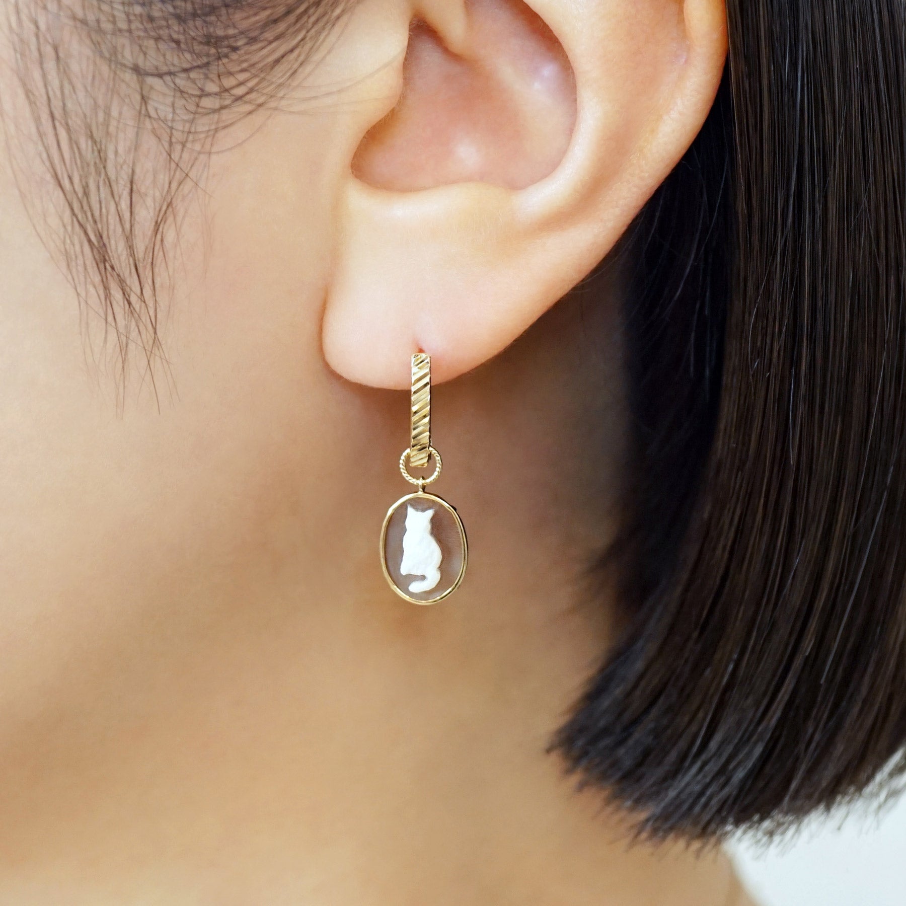 [Palette] 10K Shell Cameo Cat Earrings Set (Yellow Gold) - Model Image