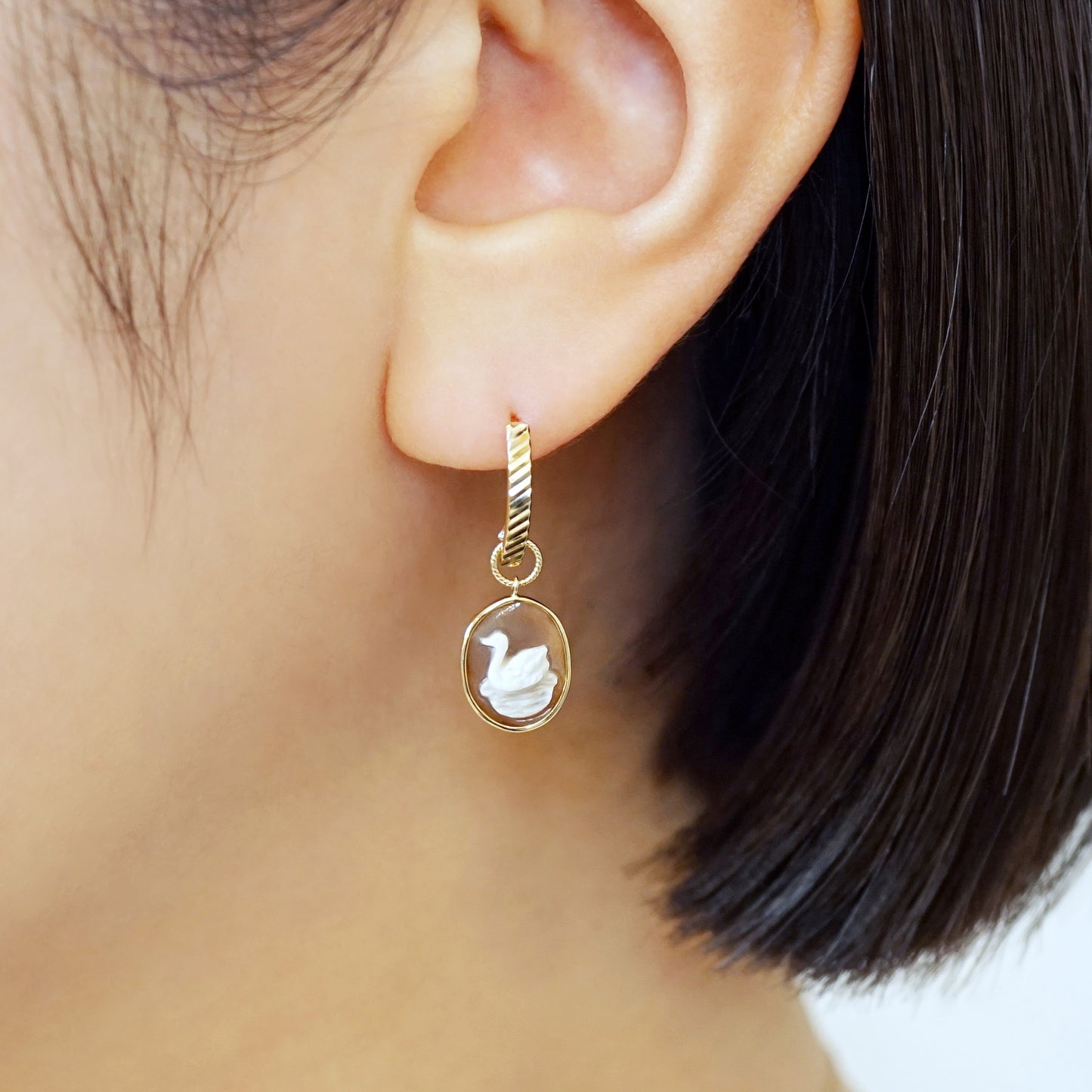 [Palette] 10K Shell Cameo Swan Earrings Set (Yellow Gold) - Model Image