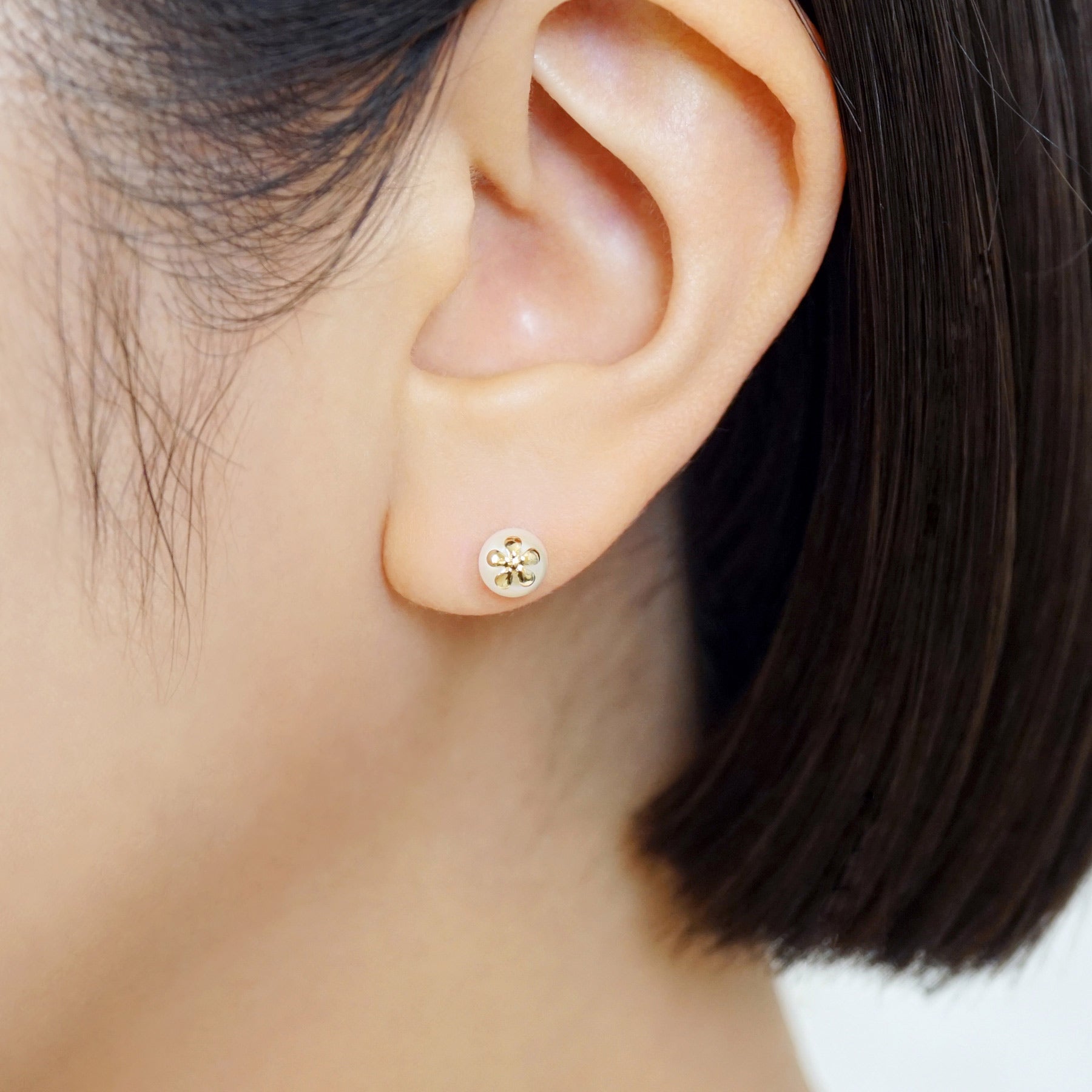 18K/10K Freshwater Pearl Flower Stud Earrings (Yellow Gold) - Model Image