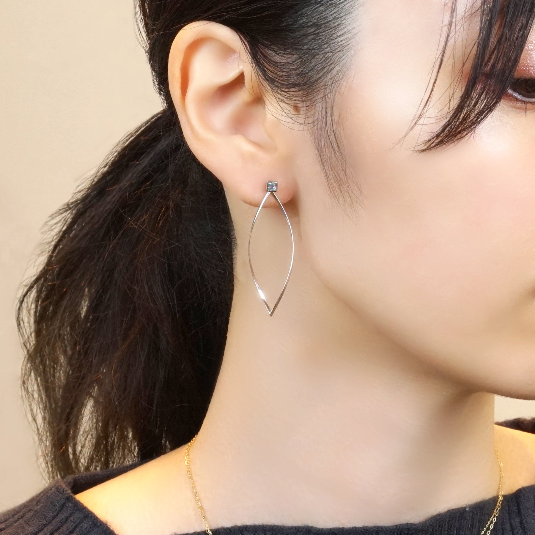 [Second Earrings] Platinum Swiss Blue Topaz Square Earrings - Model Image