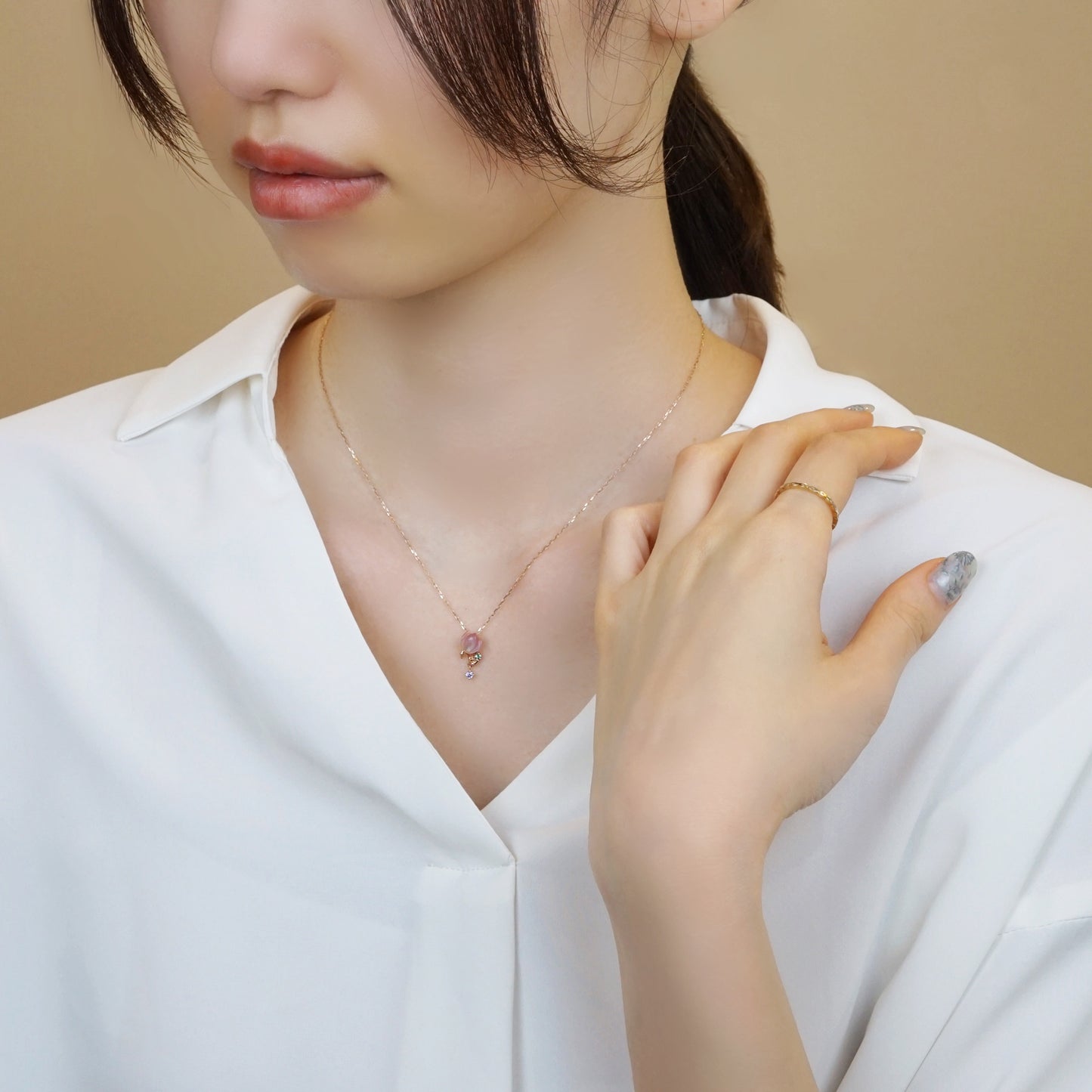 [Birth Flower Jewelry] December - Cyclamen Necklace (10K Rose Gold) - Model Image