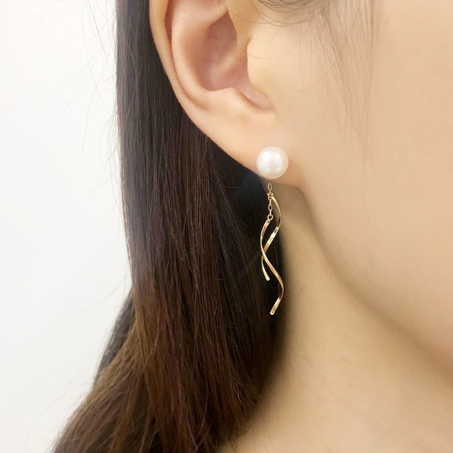 18K/10K Yellow Gold Freshwater Pearl Button & Wave 2Way Earrings - Model Image