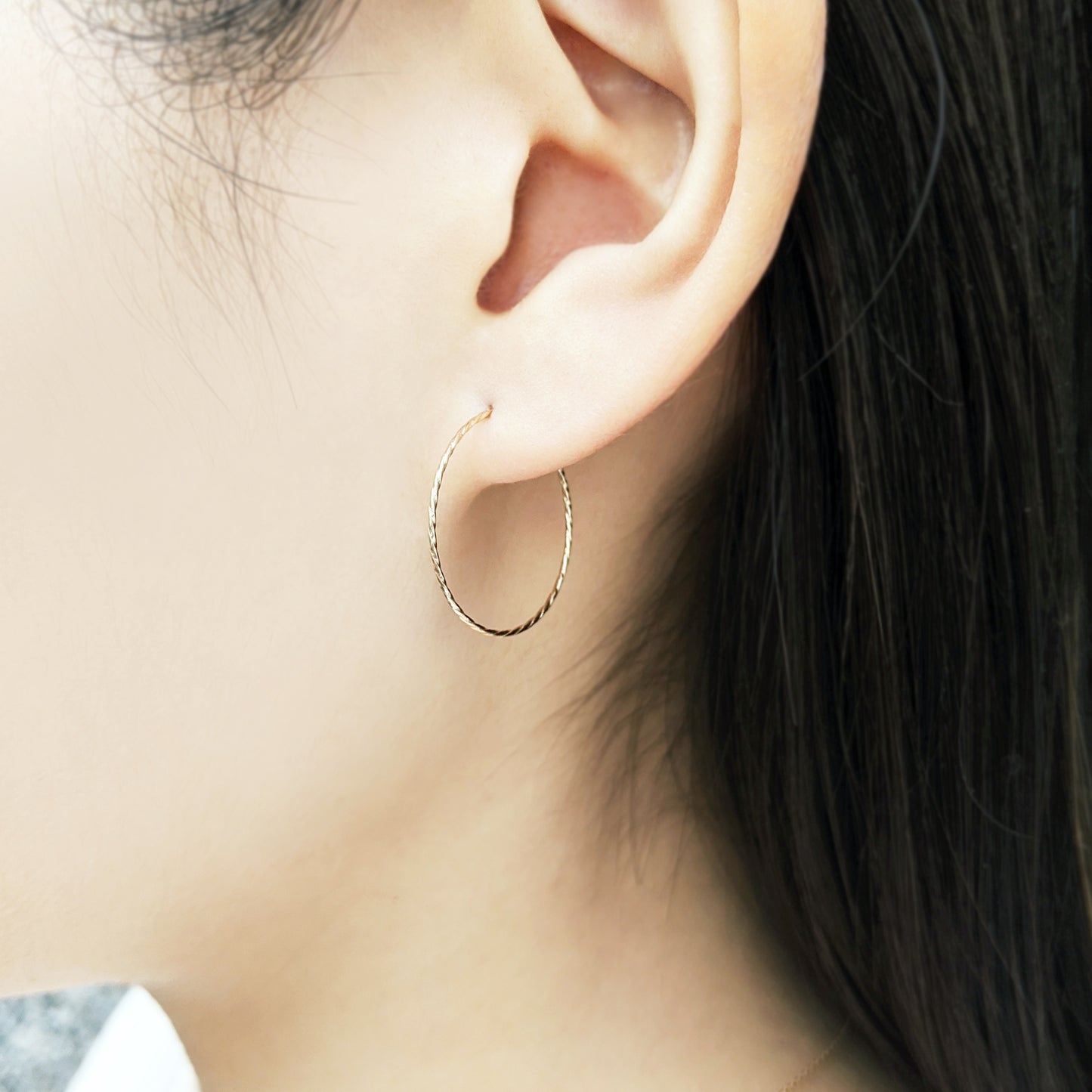 [Palette] 18K/10K Yellow Gold Small Hoop Base Earrings - Model Image