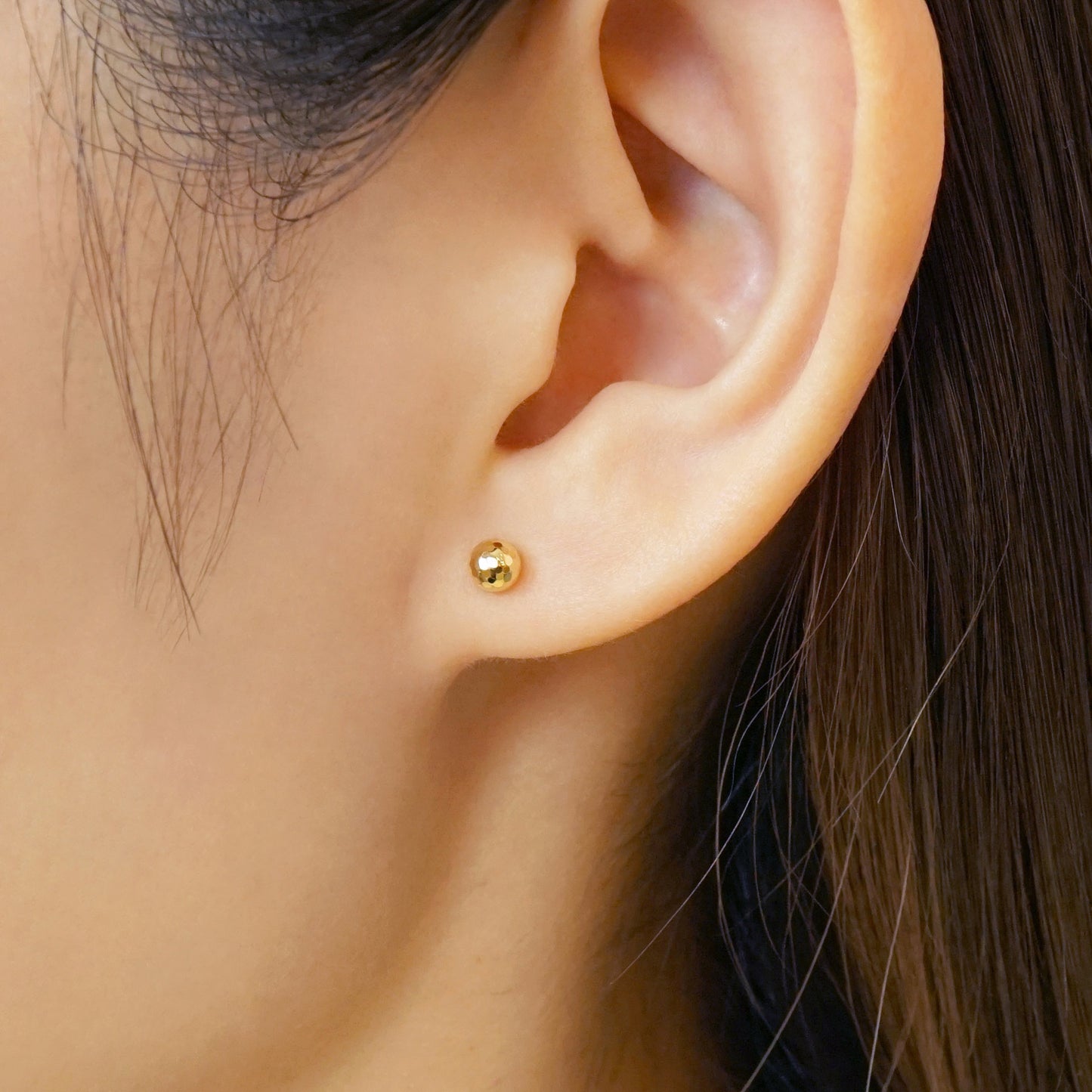 [Second Earrings] 18K Yellow Gold Mirror Ball Earrings (Φ4mm) - Model Image