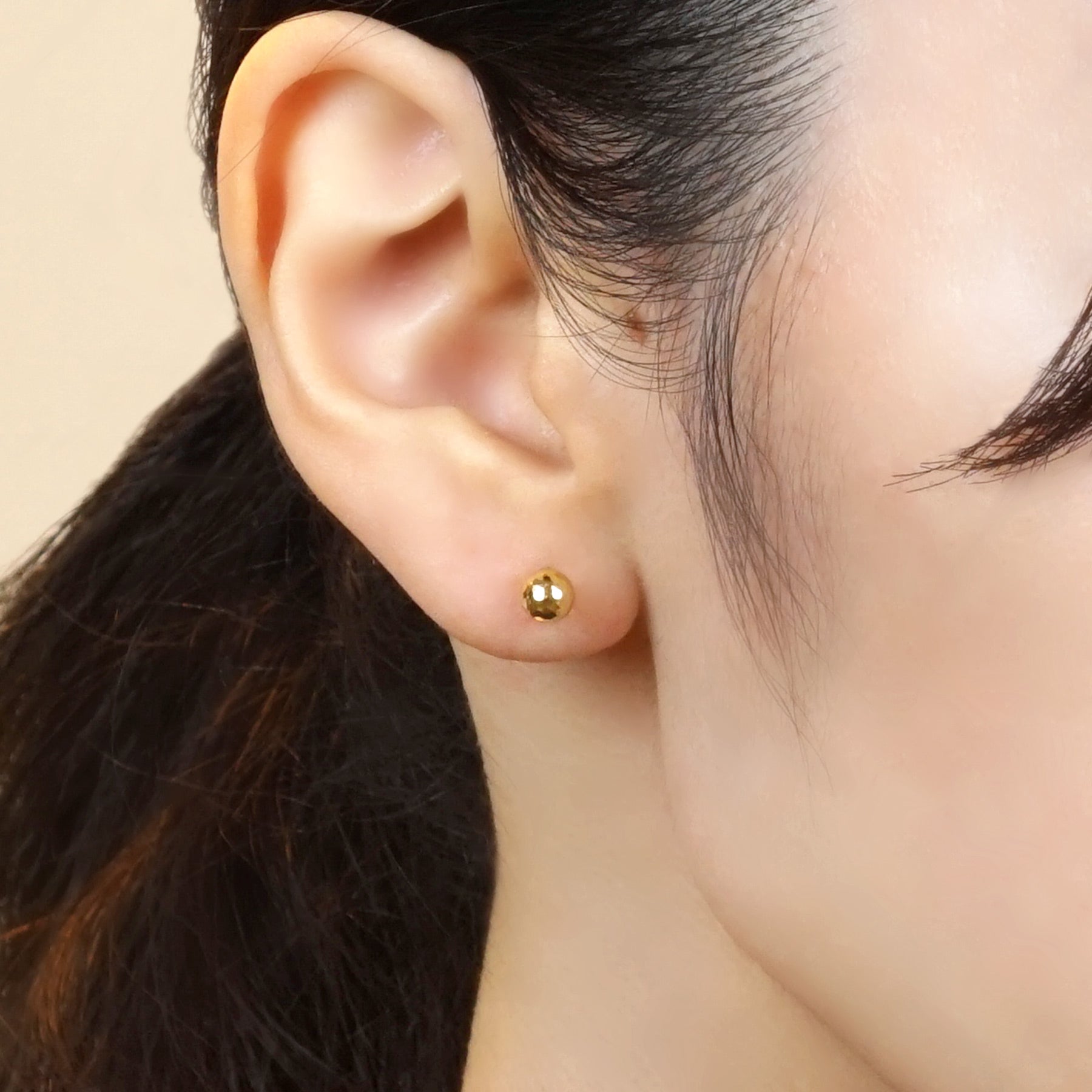 [Second Earrings] 18K Yellow Gold Mirror Ball Earrings (Φ5mm) - Model Image