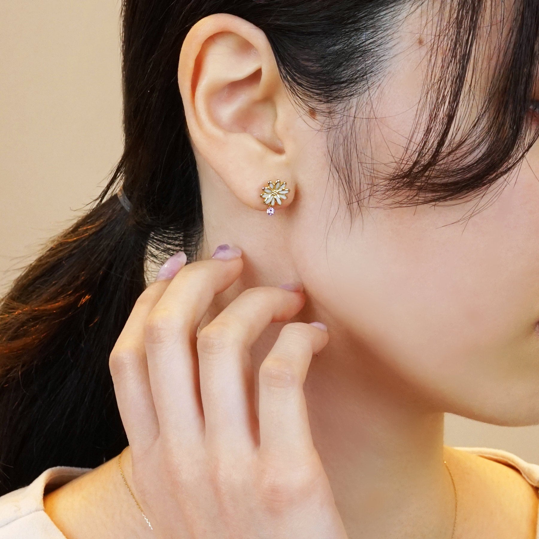 [Birth Flower Jewelry] February - Marguerite Earrings (925 Sterling Silver / 18K) - Model Image