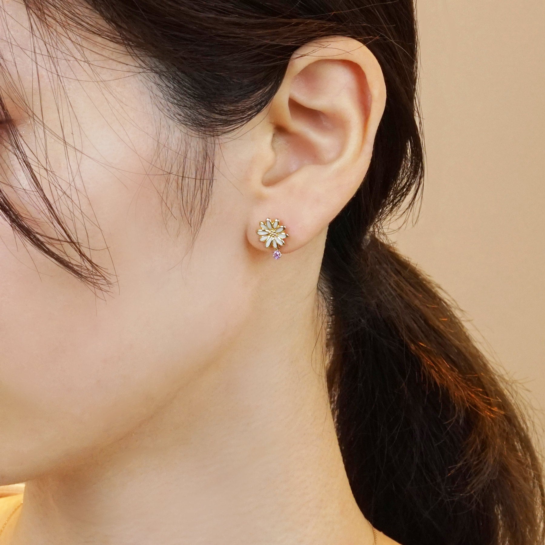 [Birth Flower Jewelry] February - Marguerite Earrings (925 Sterling Silver / 18K) - Model Image