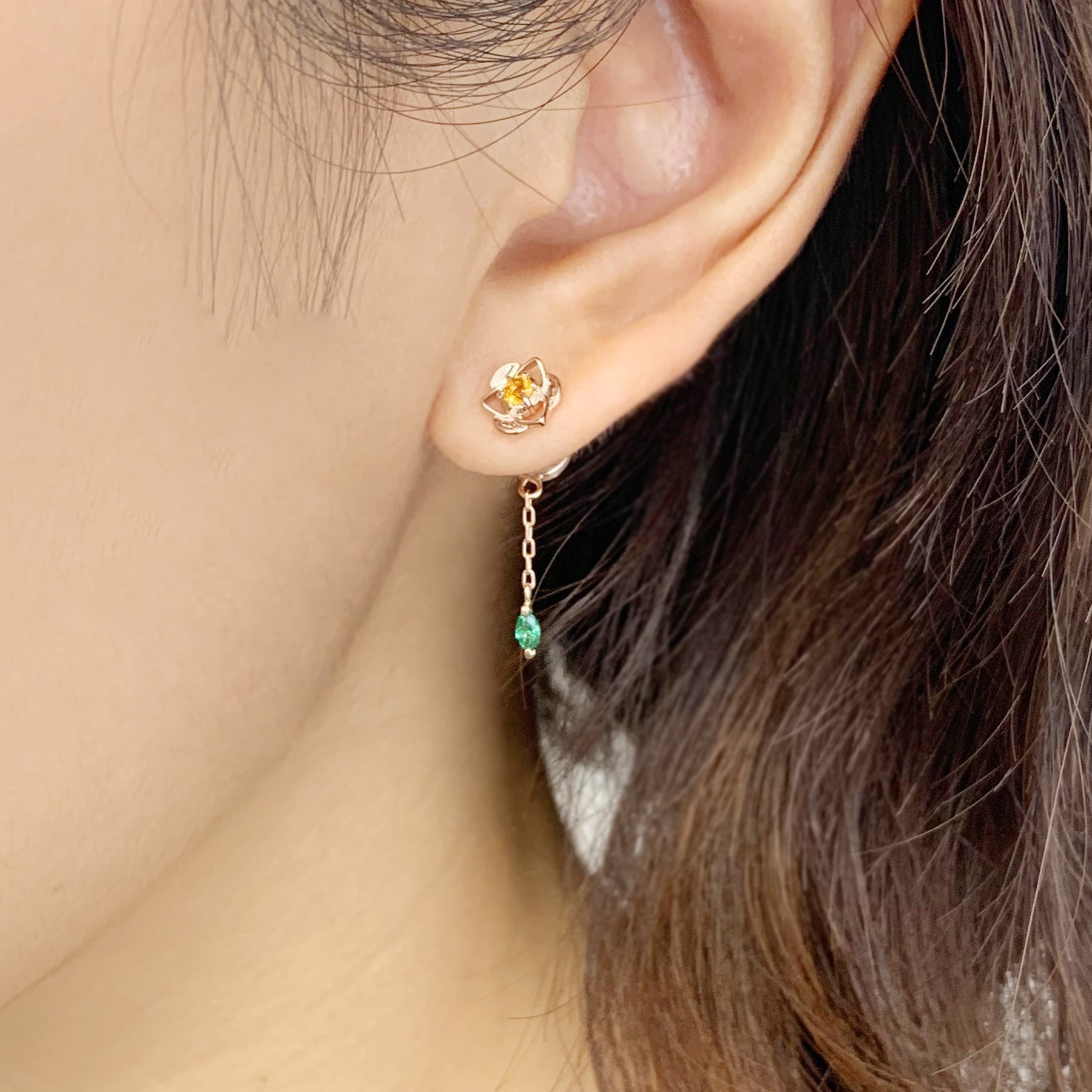 [Birth Flower Jewelry] November - Camellia Earrings (18K/10K Rose Gold) - Model Image