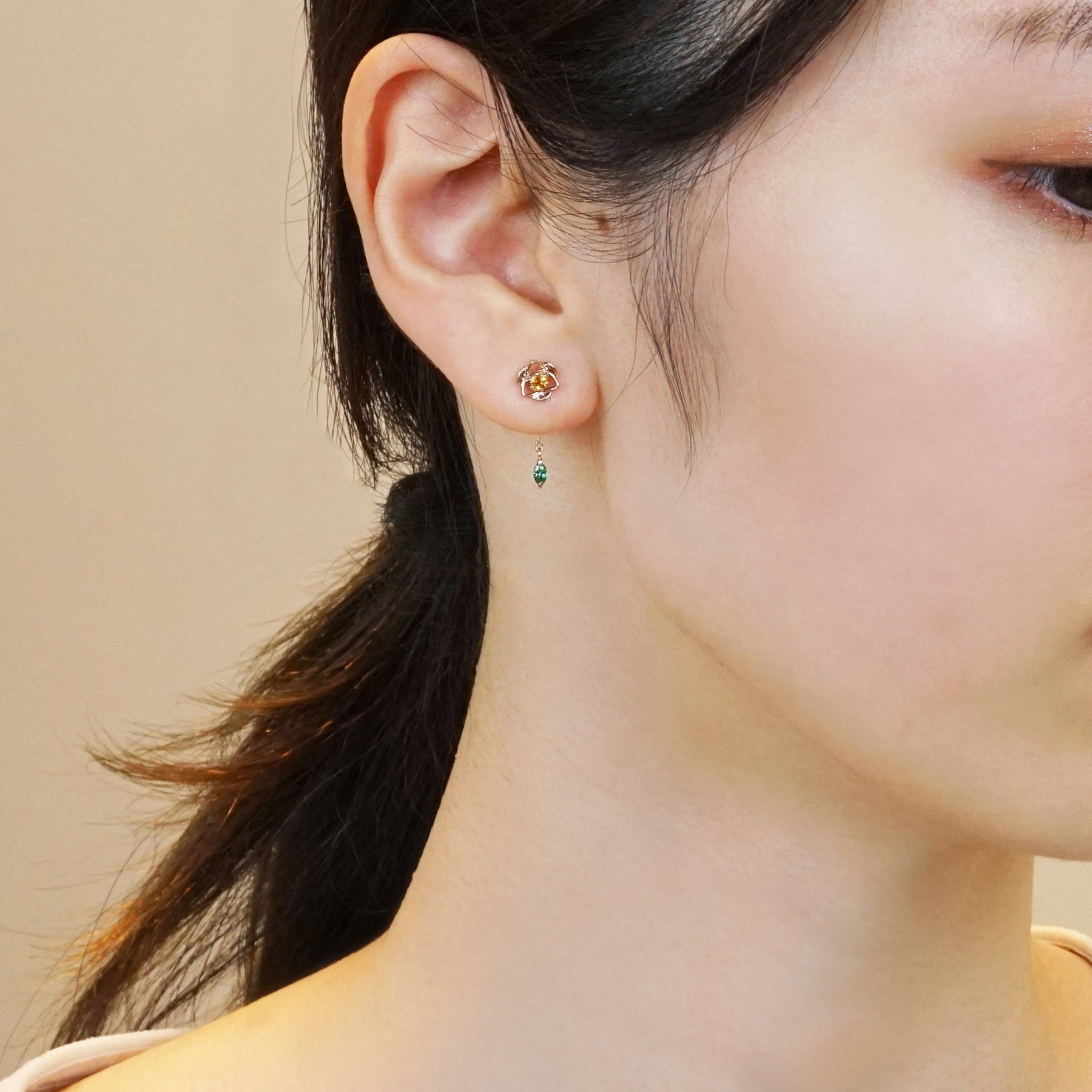 [Birth Flower Jewelry] November - Camellia Earrings (18K/10K Rose Gold) - Model Image