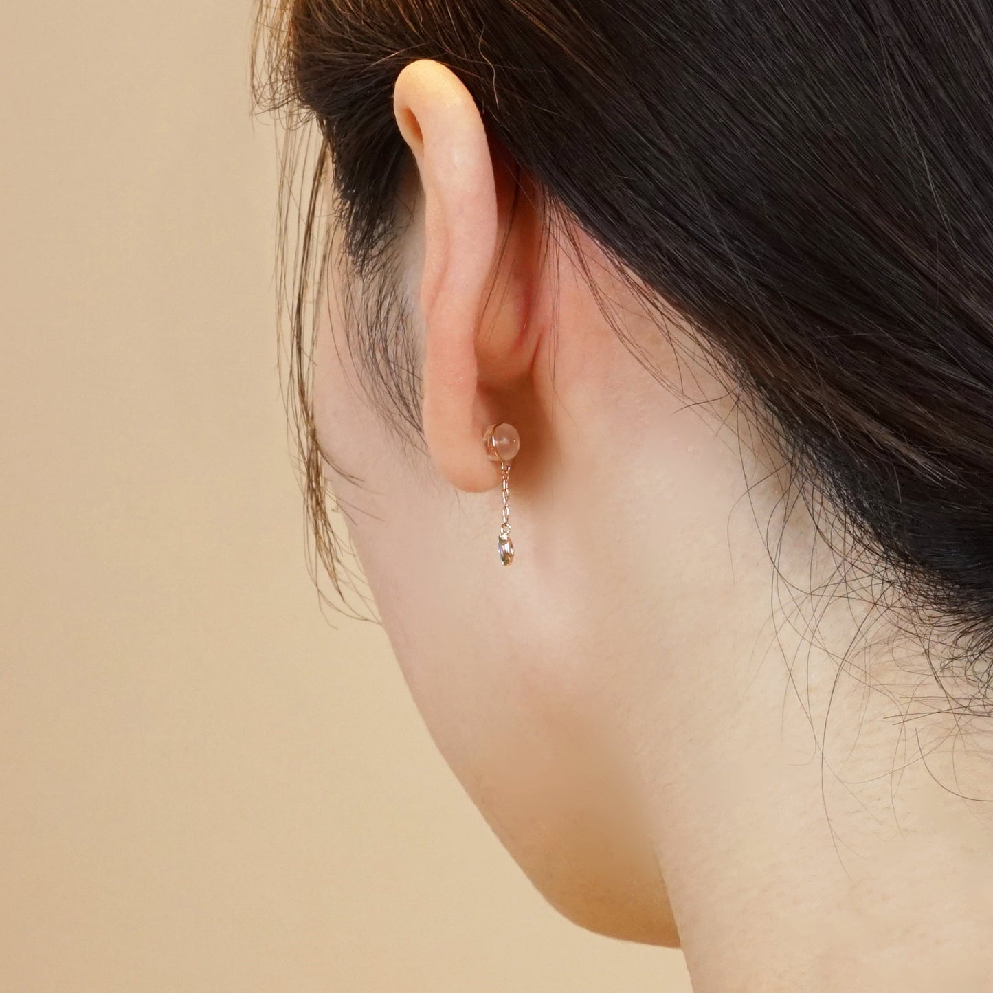 [Birth Flower Jewelry] November - Camellia Earrings (18K/10K Rose Gold) - Model Image