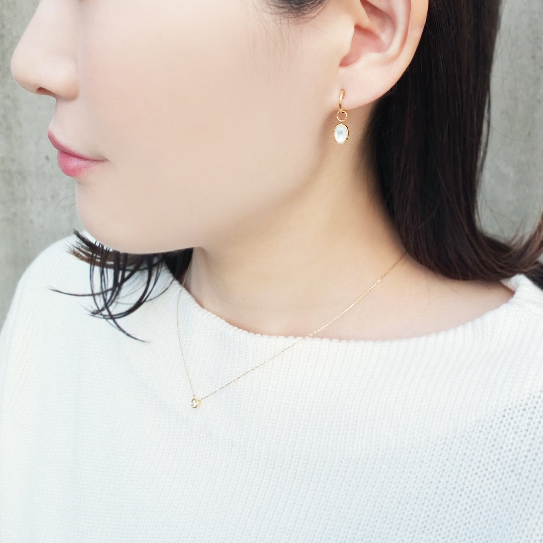 [Palette] 10K Yellow Gold White Shell Small Charms - Model Image