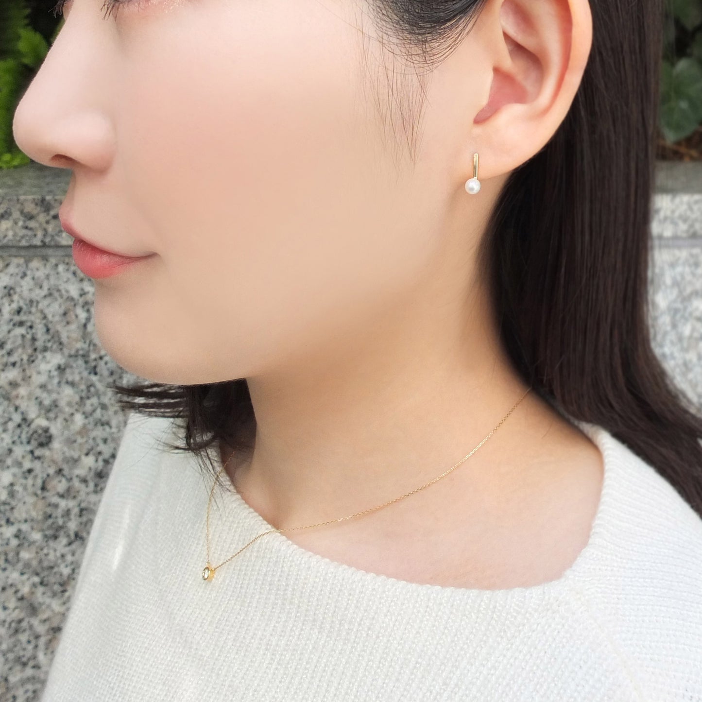 18K/10K Yellow Gold Freshwater Pearl Bar Earrings - Model Image