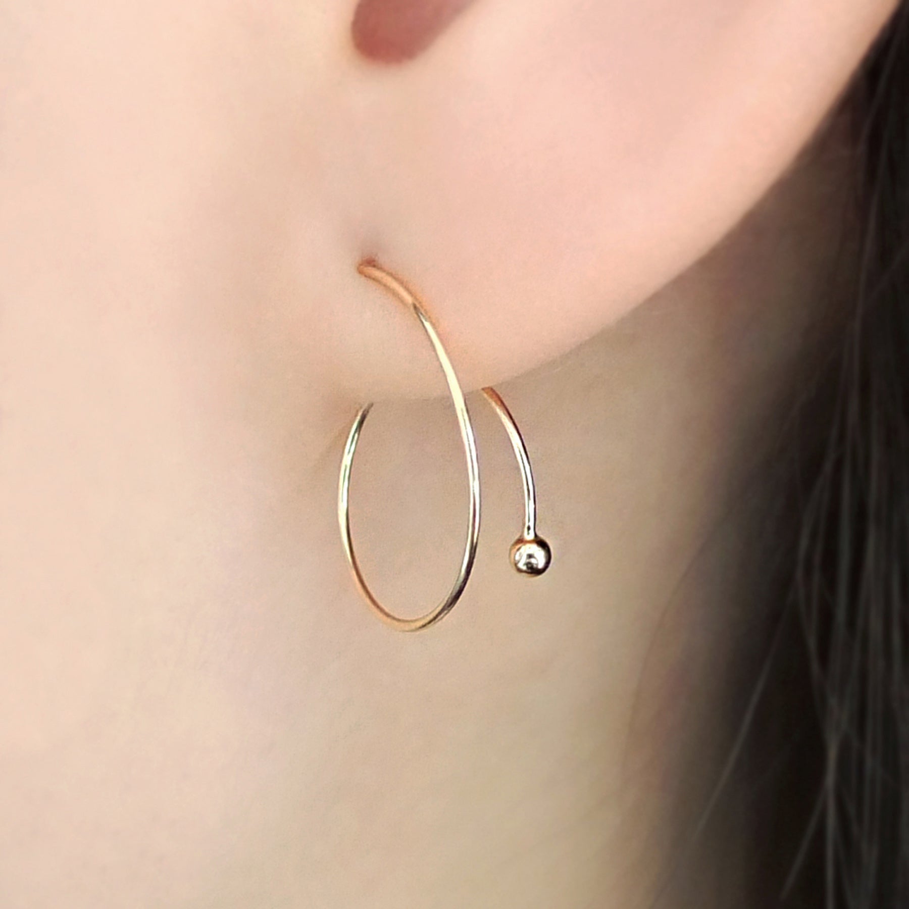 [Palette] 18K / 10K Yellow Gold Hoop Stud Earrings - Model Image