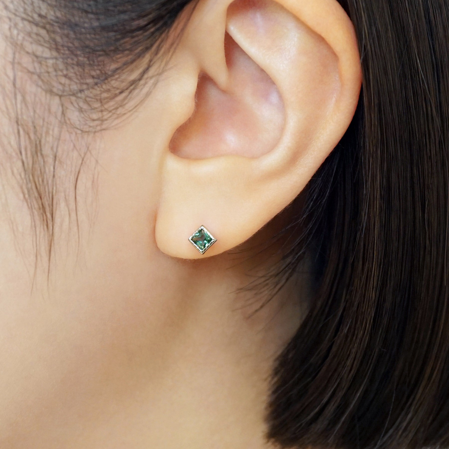 [Second Earrings] Platinum Green Quartz Square Earrings - Model Image